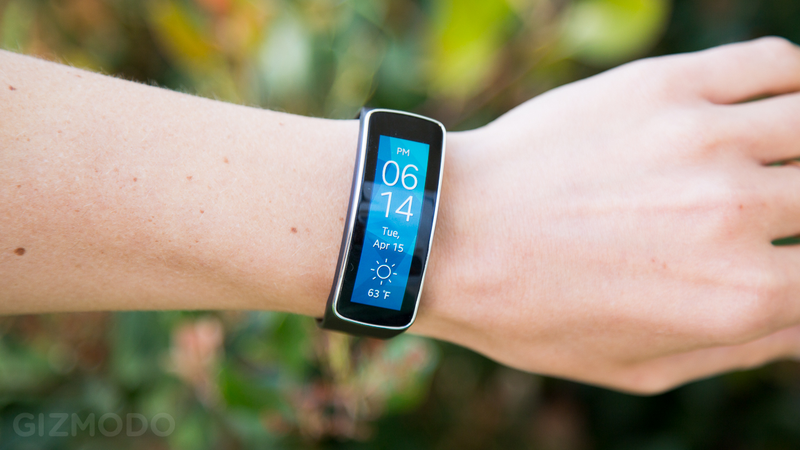 Illustration for article titled Samsung Gear Fit Review: A Beautiful Wristable Gone to Waste
